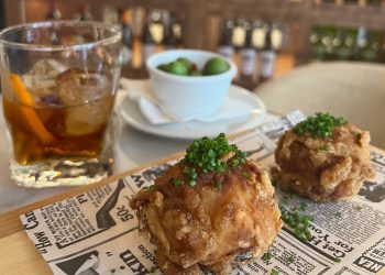 Vermut acompañado de unas bombas de camarones y langostinos al amontillado