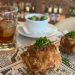 Vermut acompañado de unas bombas de camarones y langostinos al amontillado