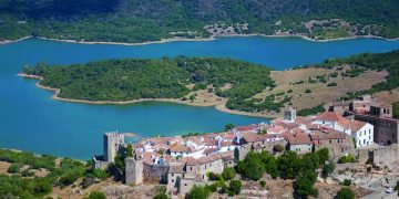 Panorámica del municipio de Castellar, con el embalse de Guadarranque a su espalda
