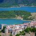 Panorámica del municipio de Castellar, con el embalse de Guadarranque a su espalda