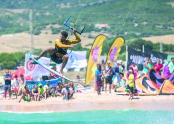 Hombre practicando Kitesurf en la playa de Tarifa