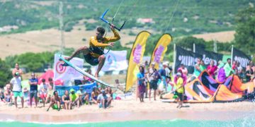 Hombre practicando Kitesurf en la playa de Tarifa
